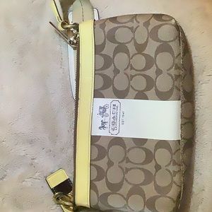 Coach signature heritage stripped clutch